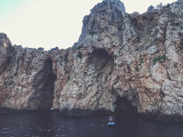 Disse ao mar uma extensão de água azul uma montanha de pedras de areia um desfiladeiro no vasto mar o navio