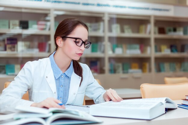 Dissertação de doutorado. plano de fundo um estudante de medicina para livros didáticos na escola de enfermagem.