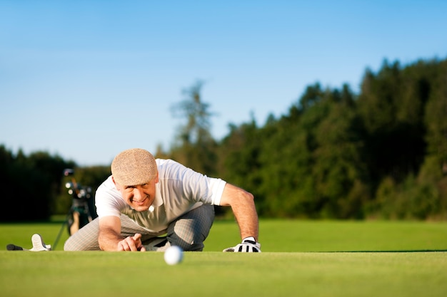 Distancia de cálculo de jugador de golf senior