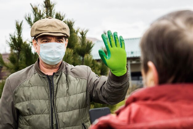 Foto distancia social un hombre con una máscara médica se niega a un apretón de mano concepto de pandemia de coronavirus