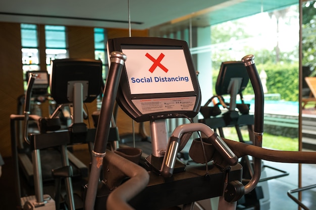 Distância social no Novo Conceito Normal, Pessoas Homens e Mulheres Exercitando no Ginásio de Fitness