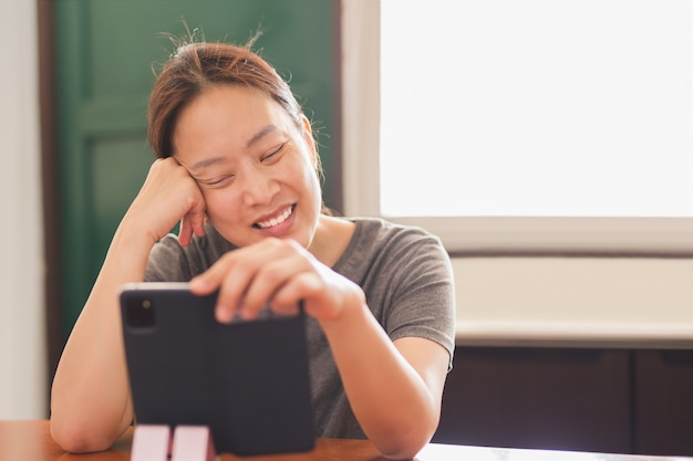 Distanciamiento social feliz mujer sonriente con teléfono celular video llamada familia.