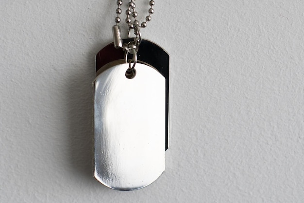 Distintivo do exército, corrente, dog tags, botão de homem morto, token de soldado token de soldado, fundo branco,