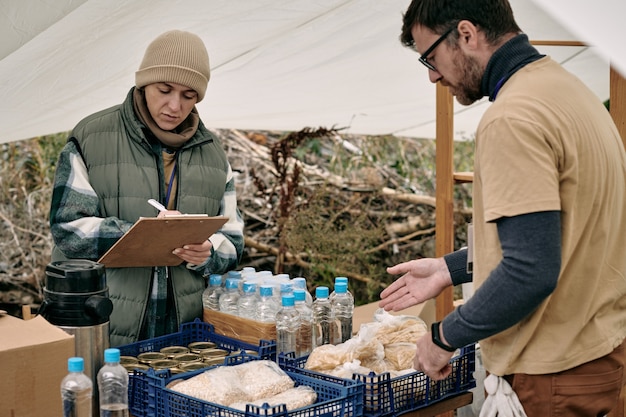 Distribución de alimentos a los refugiados