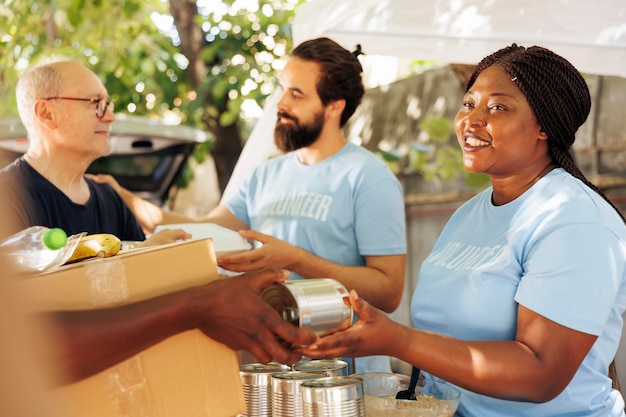 Foto distribución de cajas de comida para la comunidad necesitada