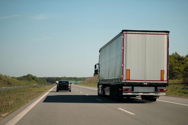 Foto distribución intermodal multimodal de entrega de mercancías camión de carga en movimiento x9