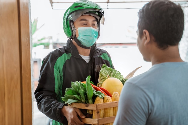 Distribuidor de alimentos com máscara facial