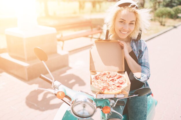 Distribuidor de pizza con cajas de pizza