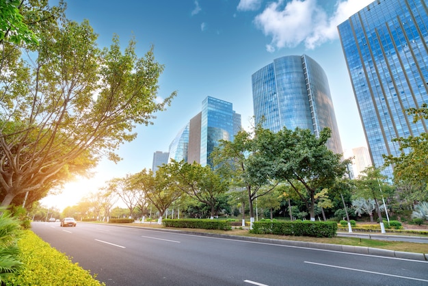 Distrito central de negocios, carreteras y rascacielos, Xiamen, China.