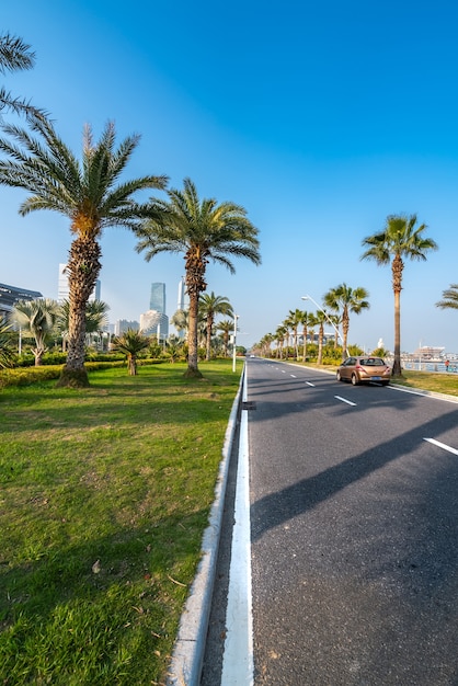 Distrito central de negocios, carreteras y rascacielos, Xiamen, China.