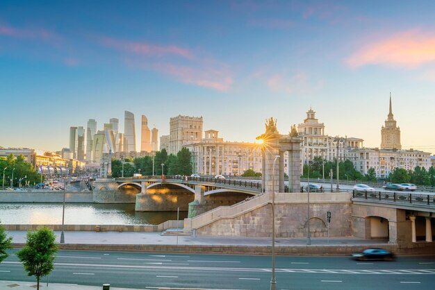 Foto el distrito comercial del horizonte de la ciudad de moscú y el río moscú en rusia