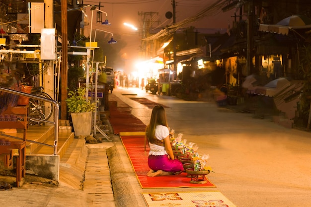 Distrito de Chiang Khan Tailândia 02 de setembro de 2018 budista para oferecer comida aos monges