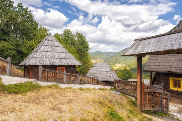 Distrito de Drvengrad zlatibor, Sérvia, vila etno tradicional construída para o filme emir kusturicas, a vida é