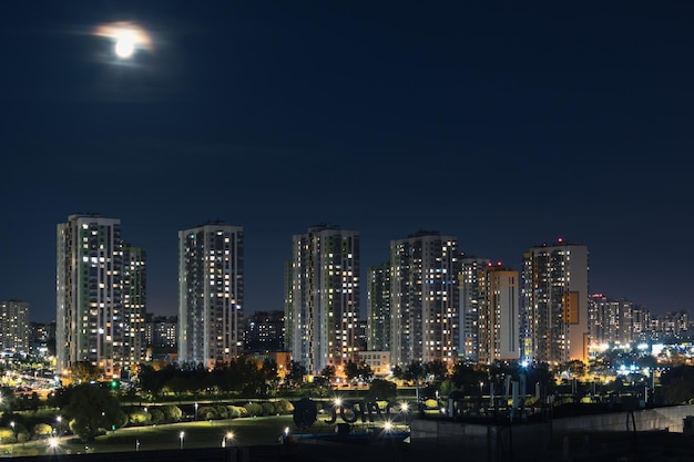 Foto distrito de frunze, em são petersburgo, cidade noturna novos edifícios do complexo residencial sofia