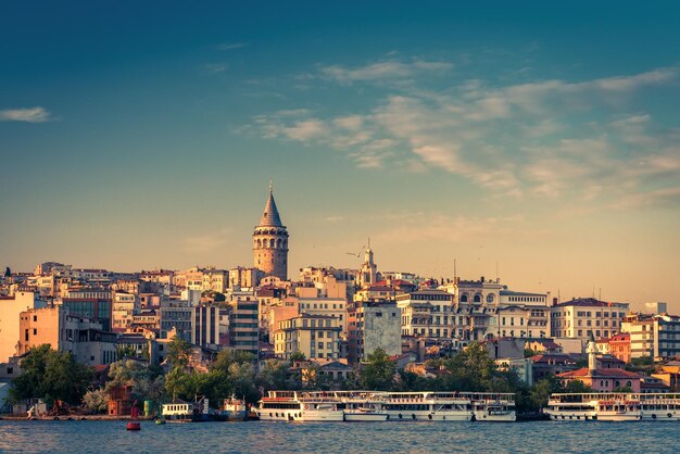 Distrito de Galata com a Torre Galata em Istambul