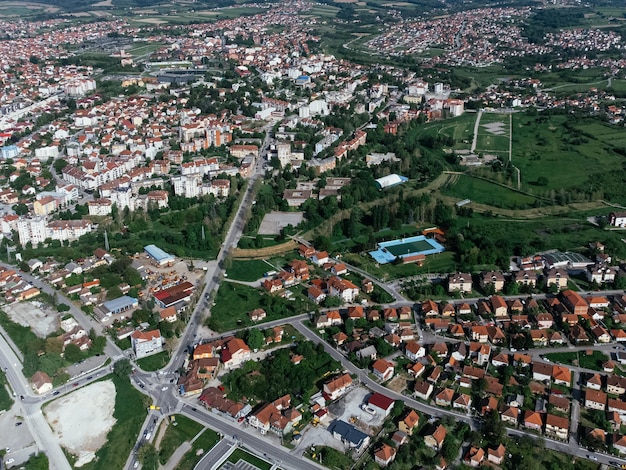 Distrito de Lazarevac Kolubara da Sérvia Drone vista da cidade em um dia ensolarado