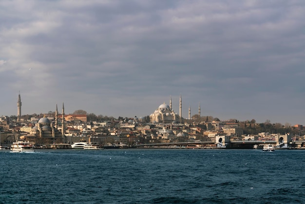 Distrito de Fatih desde el agua de la Bahía del Cuerno de Oro Mezquita Suleymaniye Mezquita Nueva Estambul Turquia