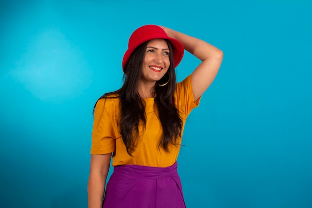 Distrito Federal de gama 19 de mayo de 2022 Mujer joven en foto de estudio y con ropa colorida y sombrero rojo