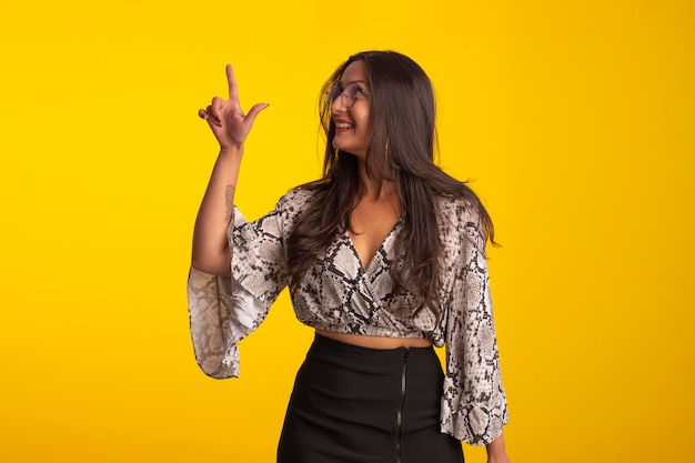 Distrito Federal de gama 19 de mayo de 2022 Mujer joven con ropa formal y anteojos en foto de estudio con fondo amarillo