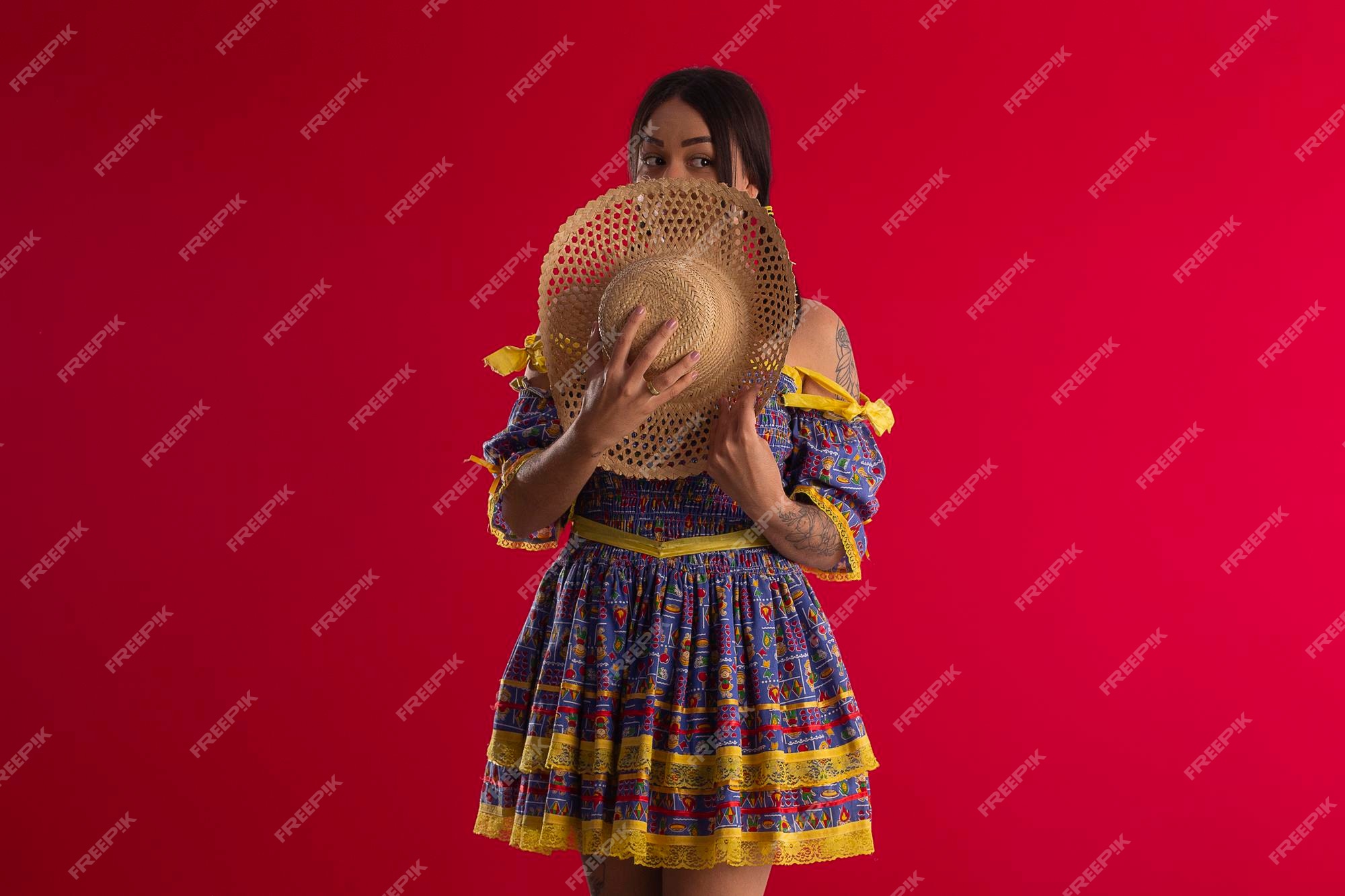 Distrito federal de gama brasil de de 2022 mujer joven con vestido típico de festa junina en foto de estudio con fondo rojo festa junina brasileña | Foto Premium