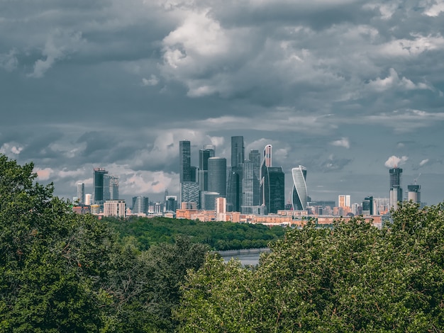 Distrito financeiro da cidade. Centro de negócios internacional de Moscou em um belo dia dramático.