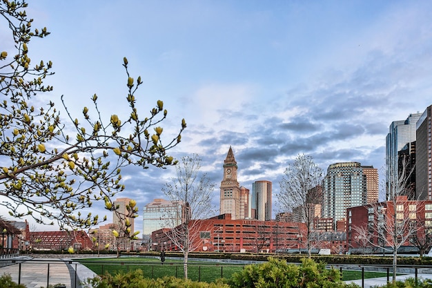 Distrito financeiro visto do North End Park em Cross Street no centro de Boston, Massachusetts, América.