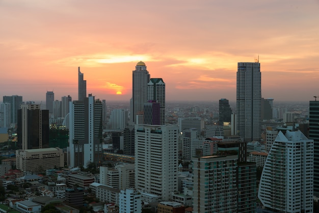 Distrito financiero de Bangkok en la ciudad de Bangkok con horizonte durante puesta del sol, Tailandia.