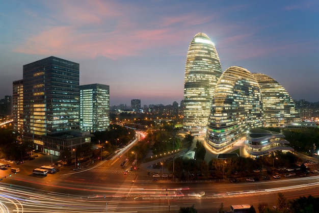 Distrito financiero de WangJing Soho en la noche en Pekín, China.