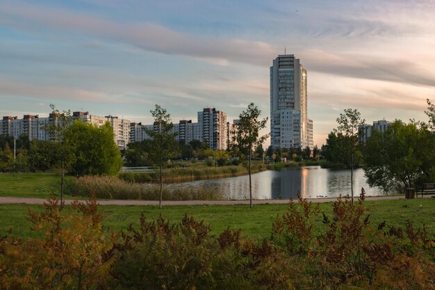 Foto distrito de frunze de san petersburgo vista de los nuevos edificios desde el parque de los bomberos