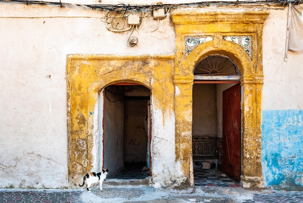 Foto en el distrito de mellah en essaouira marruecos el porche amarillo de una antigua casa judía