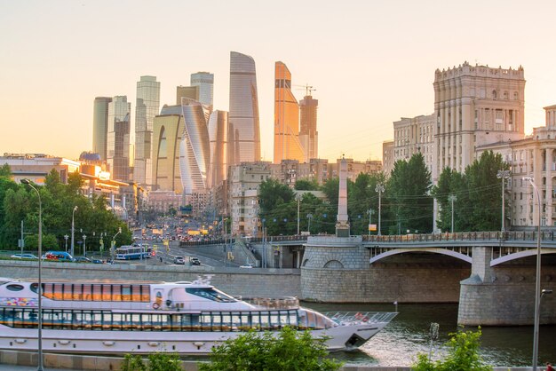 Distrito de negocios del horizonte de la ciudad de Moscú y el río Moscú en Rusia al atardecer