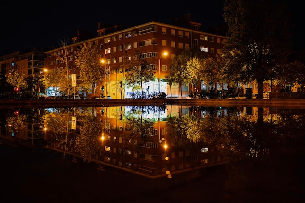 Distrito residencial Alcobendas Madrid Espanha com prédios de apartamentos refletidos na água à noite