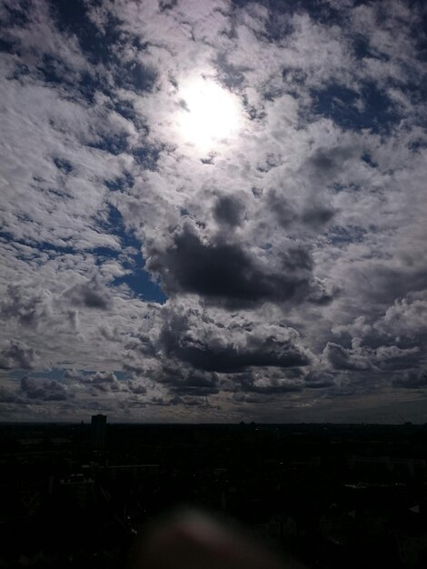 Foto distrito residencial contra el cielo nublado