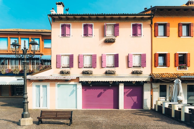 Distrito turístico da antiga cidade provincial de Caorle, na Itália, na costa do Adriático
