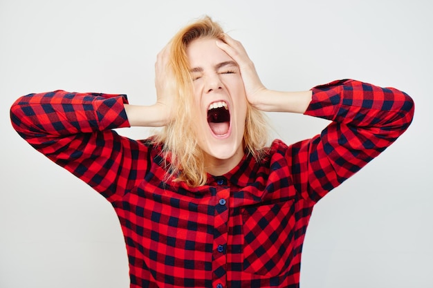 Foto distúrbio mental. menina triste em uma depressão em um fundo branco.