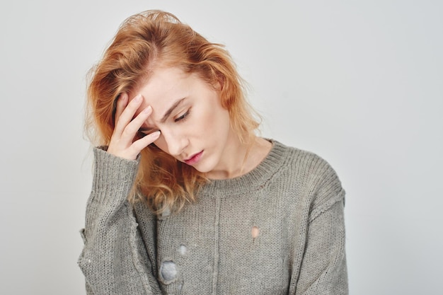 Distúrbio mental. menina triste em uma depressão em um fundo branco.