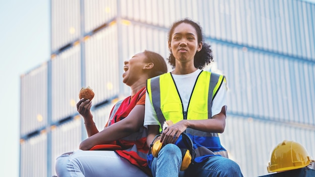 Divergente Um capataz afro-americana bebendo uma garrafa de água depois de terminar o trabalho