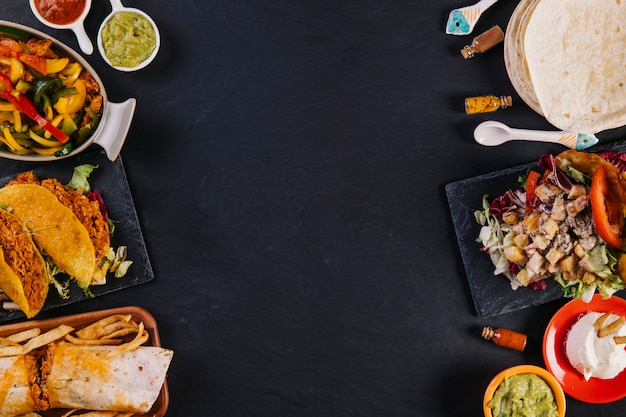 Diversa comida mexicana en fondo oscuro