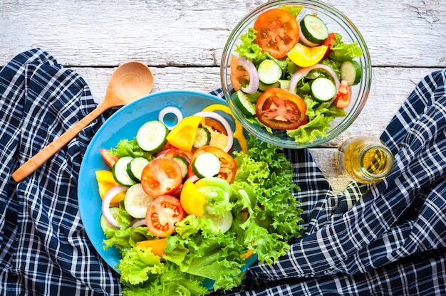 Diversa ensalada fresca de la mezcla con el tomate, el pepino, la cebolla, el paprika, la comida sana y la dieta m