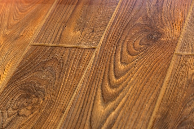 Diversa superficie de madera suave como fondo, textura de madera. Pared de madera. Primer plano de una amplia gama de laminados en diferentes colores.