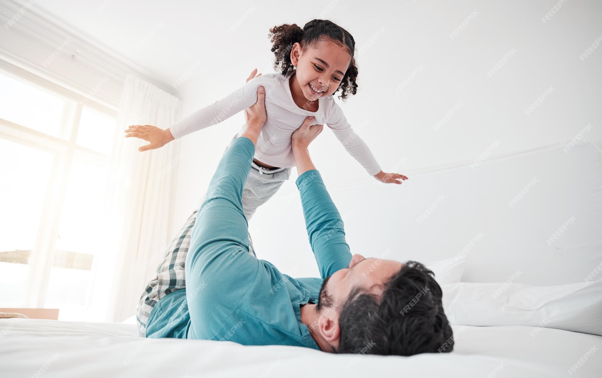 Brincalhão feliz e meninas fingindo ser pessoas de negócios se