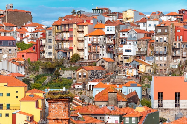 Diversão casas coloridas na cidade velha de Porto, Portugal