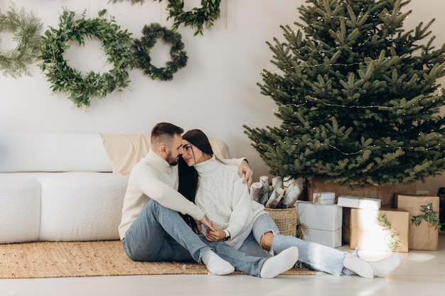 Diversão de celebração e conceito de férias casal feliz vestindo suéteres feios