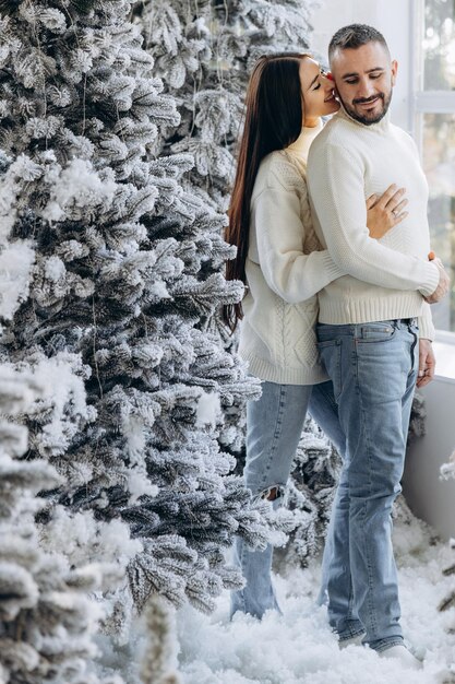 Diversão de celebração e conceito de férias casal feliz vestindo suéteres feios