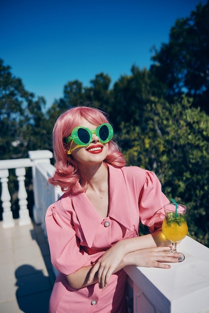 Diversão de coquetel de glamour de óculos verdes feminino jovem Dia de verão Foto de alta qualidade