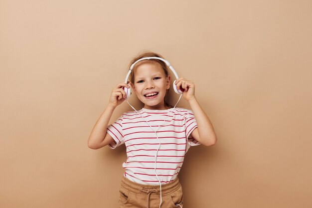 Diversão de música de infância de fones de ouvido de menina bonitinha