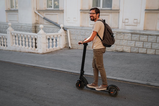 Diversão dirigindo scooter elétrica pela cidade