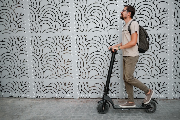 Diversão dirigindo scooter elétrica pela cidade