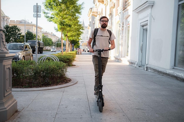 Diversão dirigindo scooter elétrica pela cidade