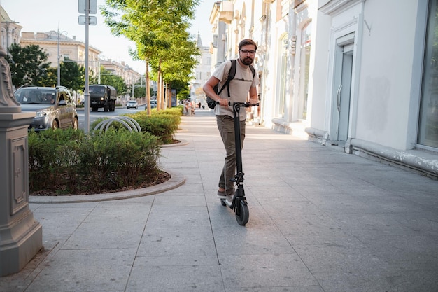 Diversão dirigindo scooter elétrica pela cidade